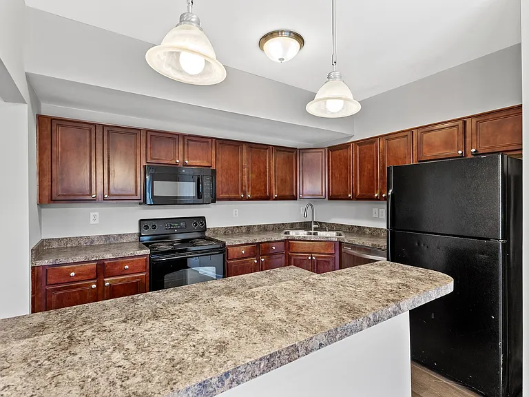 136 Lowell Ct — Photo 10