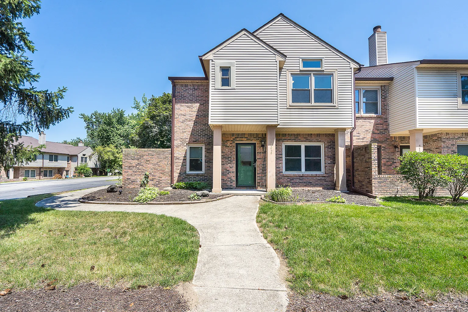 9525 Maple Way photo 1