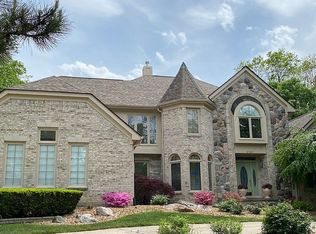 47067 Red Oak Dr, Northville, MI 48168