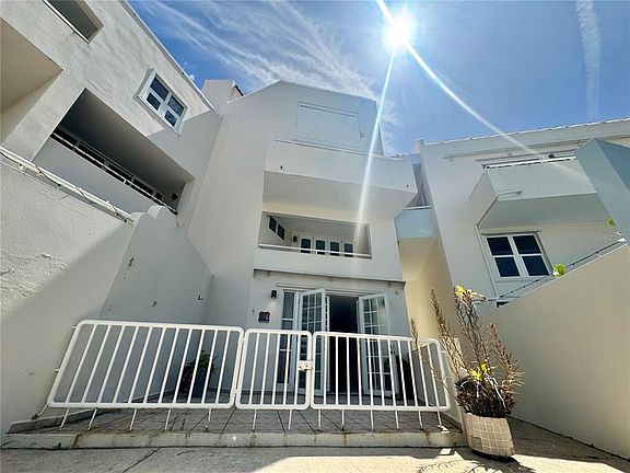 2nd image of 125 Harbour Dr #8