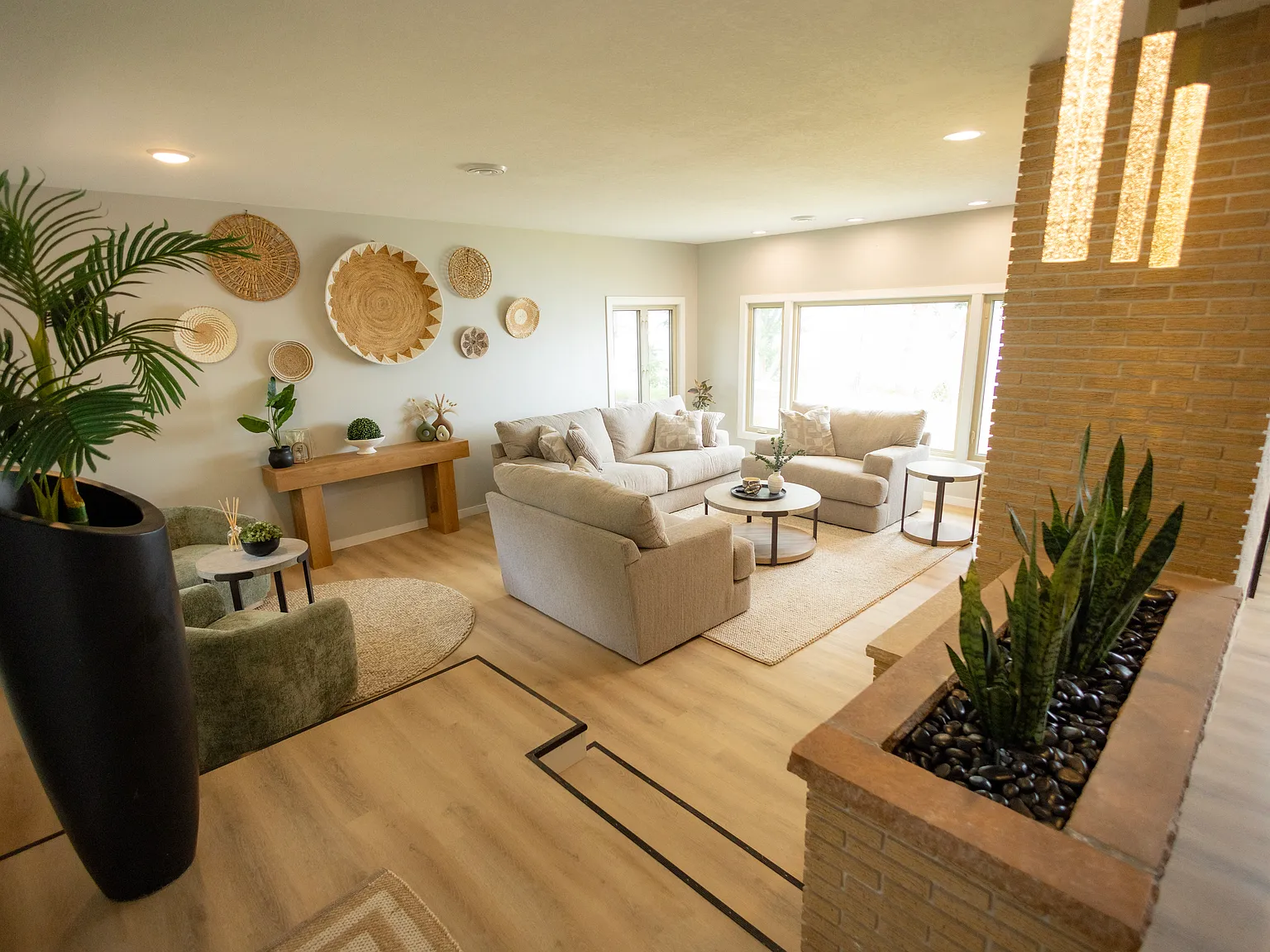 3 bed, 2424 sqft, $4,200 — Photo 3