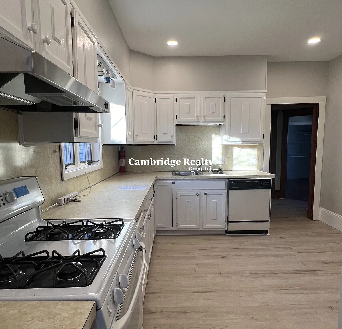 4 bed, 1.0 bath, 1300 sqft, $5,600 — Photo 4