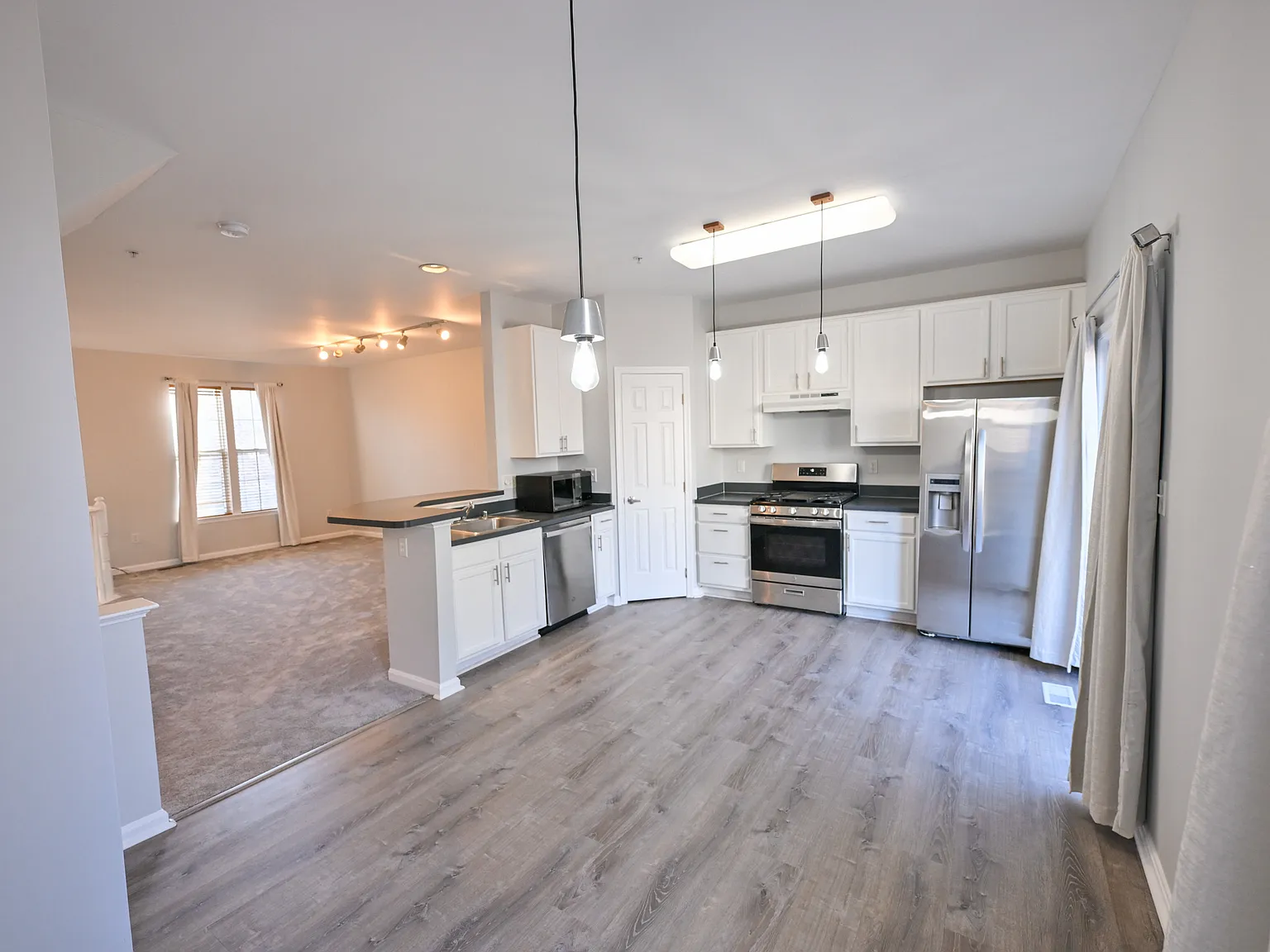 3 bed, 1704 sqft, $2,700 — Photo 3