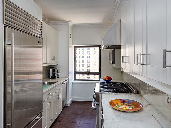 3rd image of 425 E 58th St APT 12A