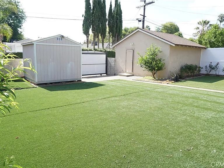 5540 Balboa Blvd — Photo 57