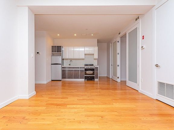 2nd image of 662 Park Pl #2FF