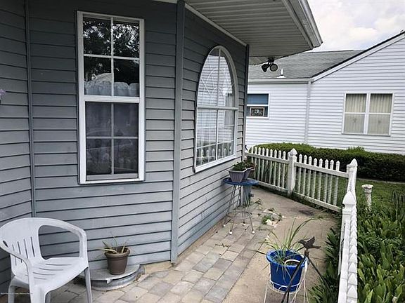 4th image of 35 Kinkora Ct W