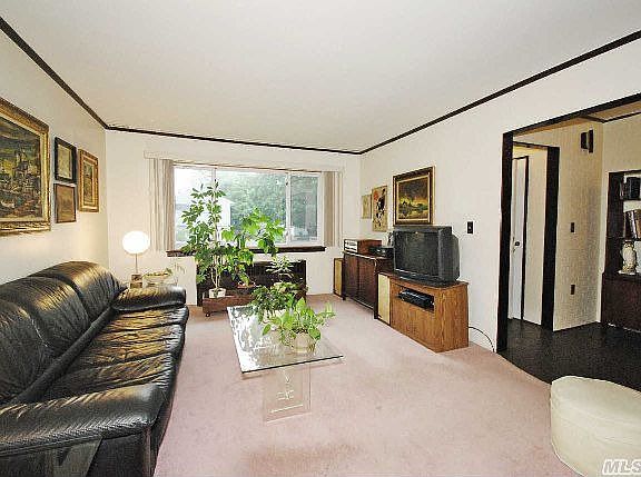 5th image of 8 Margaret Dr