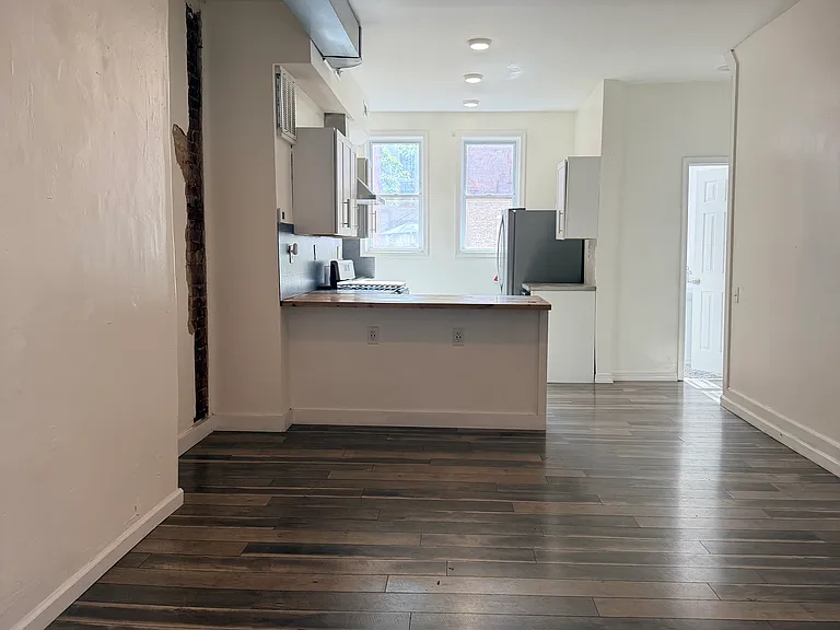 Living looking to Kitchen