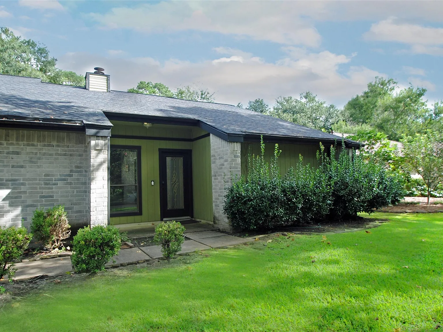 3 bed, 2.0 bath, 2186 sqft, $2,300 — Photo 2