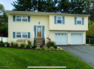 8 Dogwood Ln, Hazlet, NJ 07730
