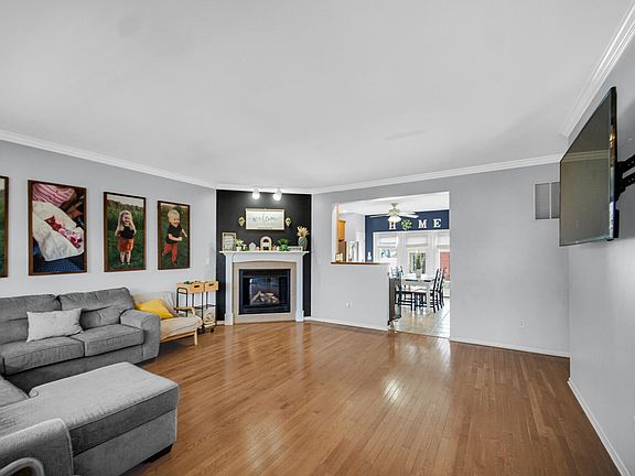 3rd image of 1161-1163 Burns Blvd