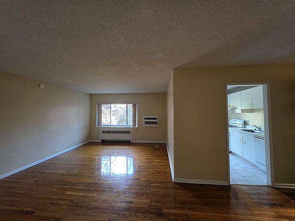 3rd image of 572 Whitney Ave #2G