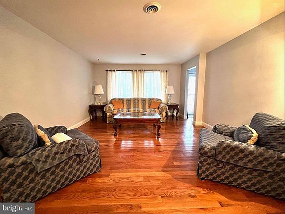3rd image of 7 Millbrook Dr