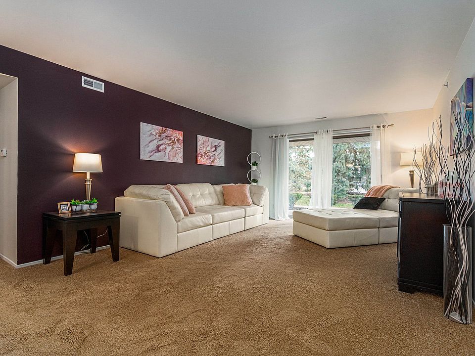 Spacious Living Room at Prentiss Pointe Apartments in Harrison Township, MI