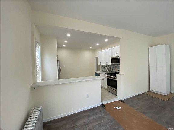 3rd image of 830 Clarence Ave