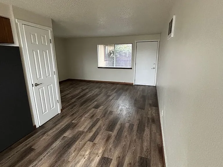 1 Bedroom 1 Bathroom at Hollywood Park Apartments — Photo 19