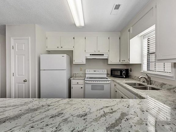 3rd image of 734 Wynsom Dr SE