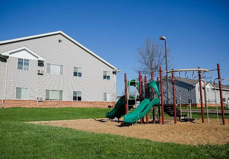 South Ridge Apartments & Townhomes — Photo 8
