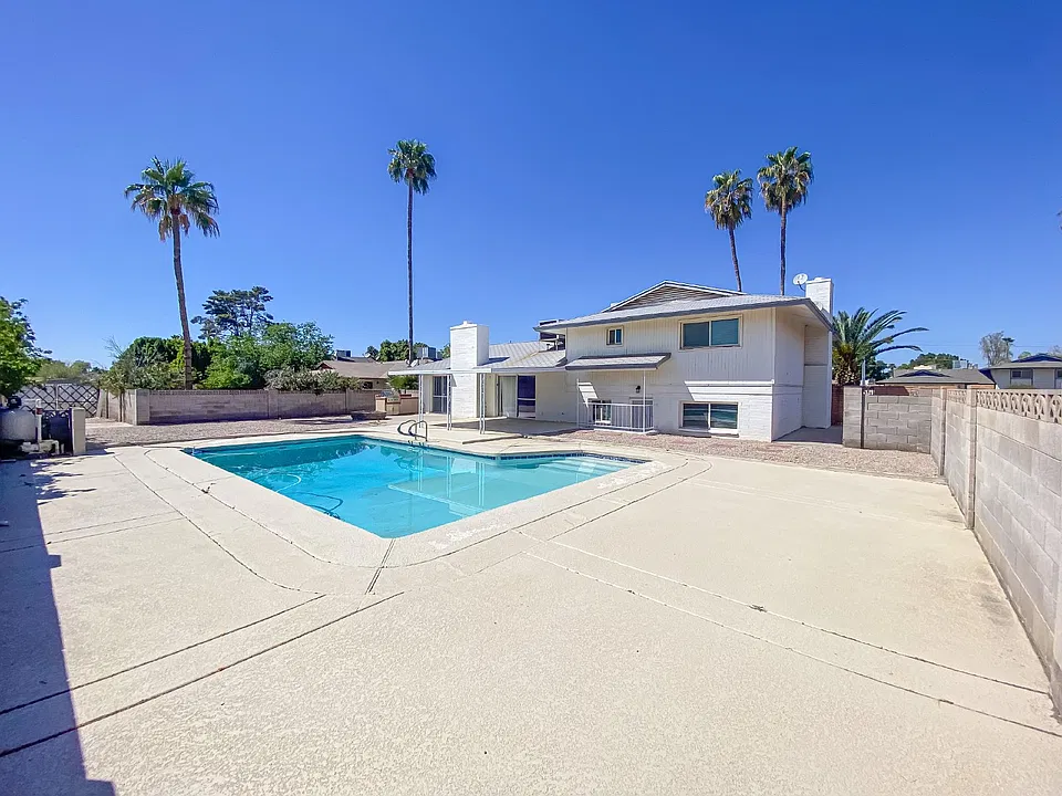 1519 E Laguna Dr