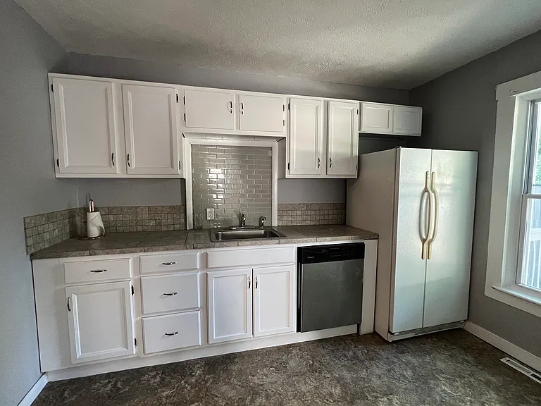 145 E 21st St #1 — Photo 9