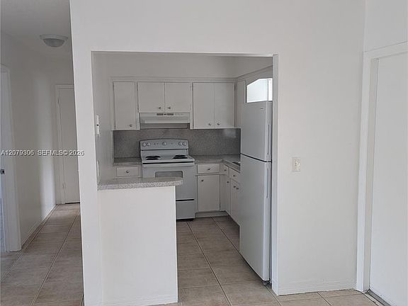 2nd image of 2220 Pierce St #9