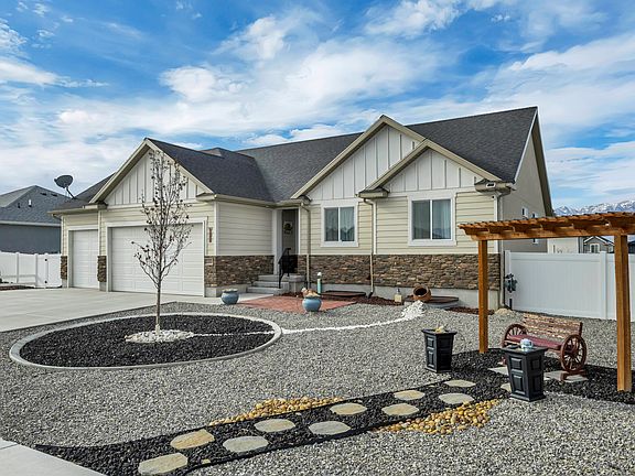 3rd image of 230 S Jodi Ln