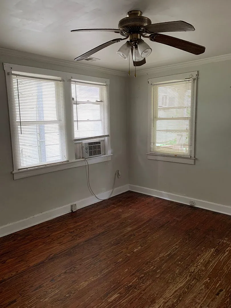 Convenient East 32nd Street Location Near Anderson and Truman Pkwy. — Photo 2