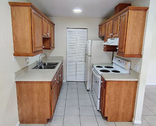 2nd image of 23385 Farnam St #5