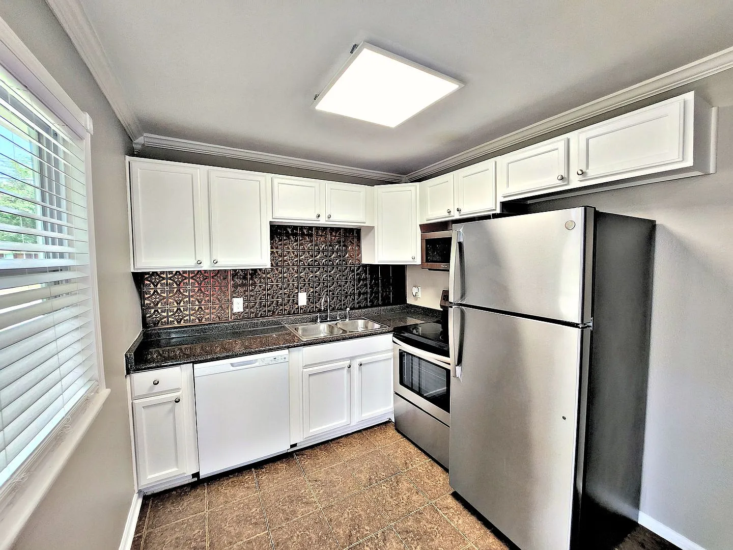 Under New Management - 2 Bd./1 Ba. Move In Special! — Photo 3