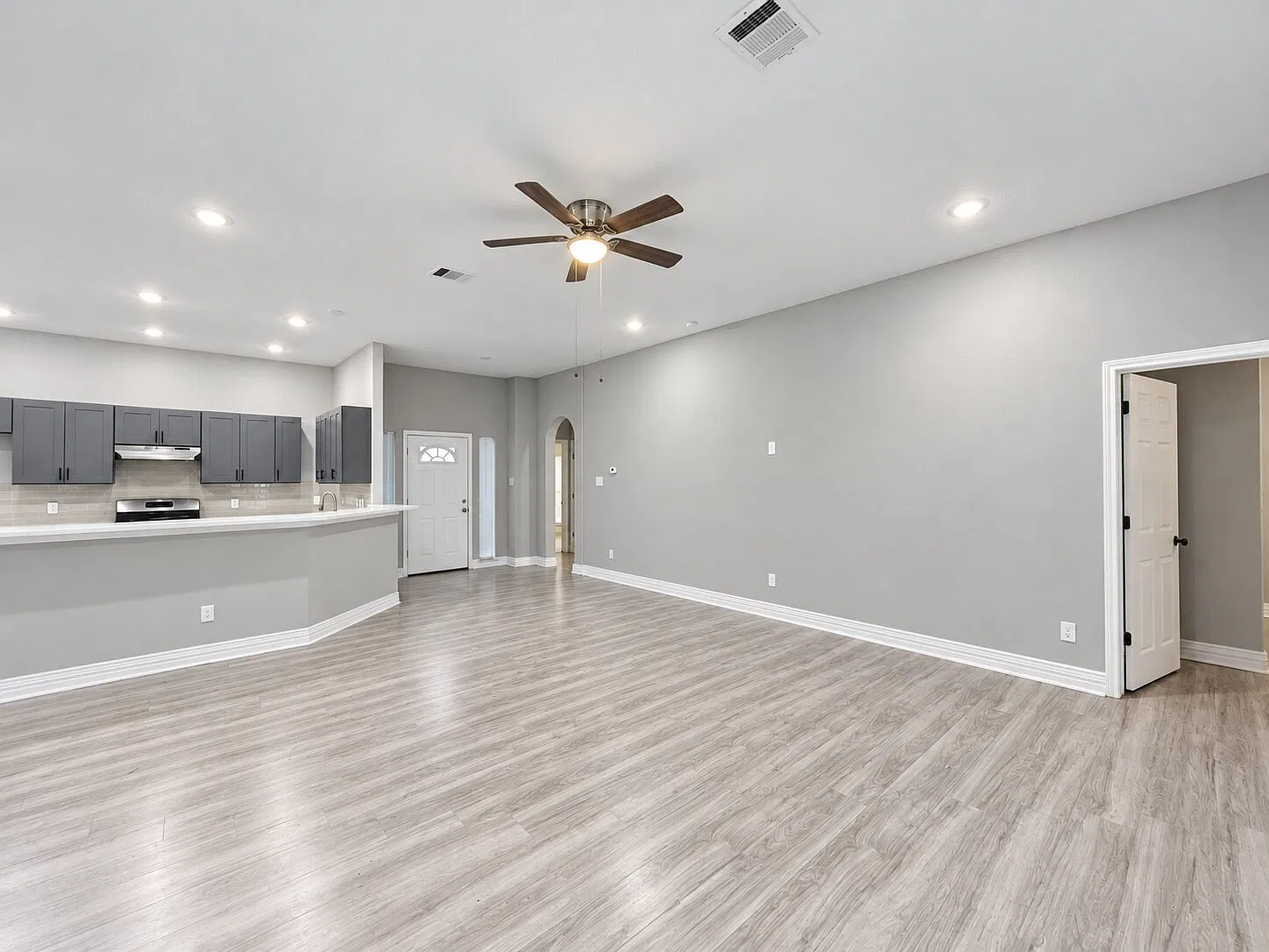 4 bed, 2036 sqft, $2,000 — Photo 4
