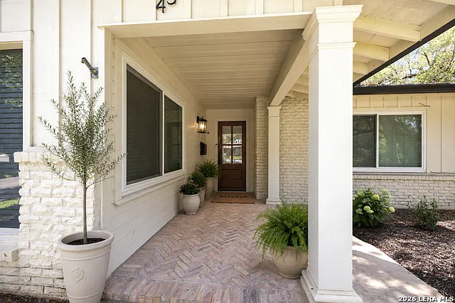 3 bed, 2.0 bath, 1843 sqft, $3,850 — Photo 2