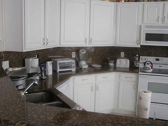 Kitchen has Granite Countertops and Backsplash
