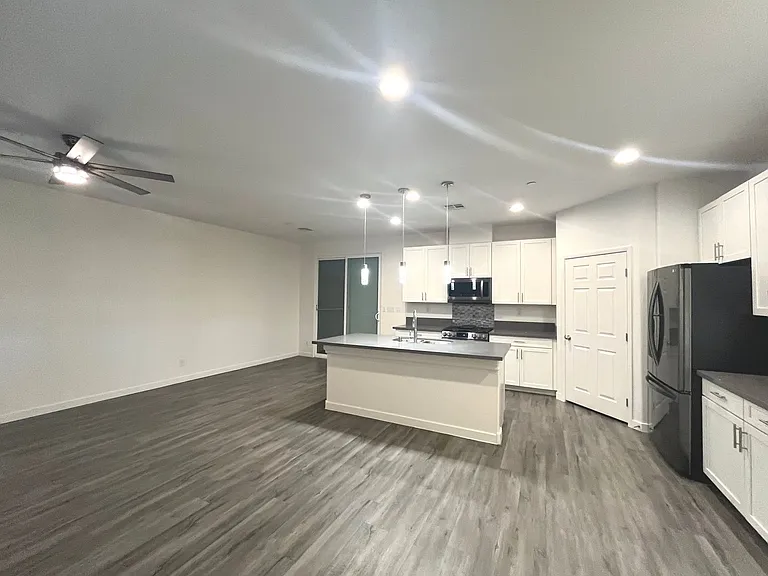 1533 Franklin Ln — Photo 12