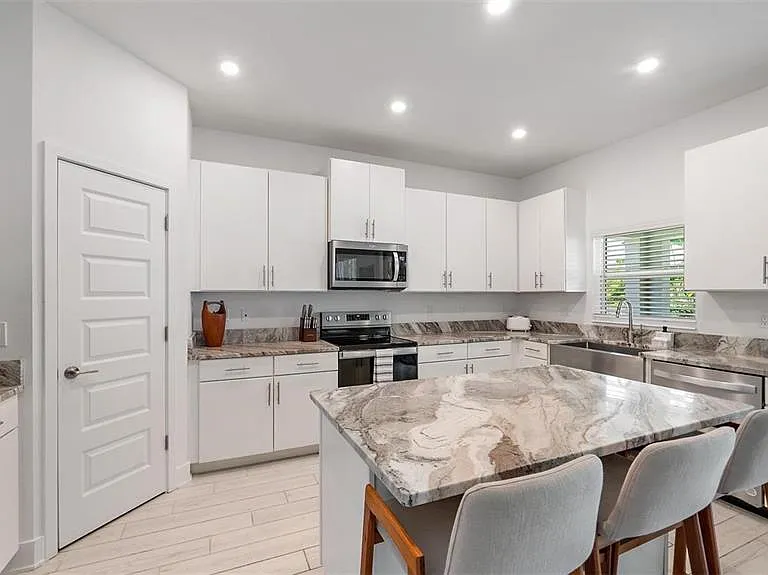 2587 Temple St — Photo 5