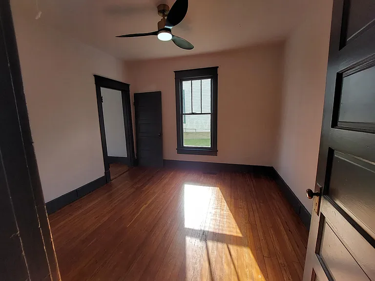 203 Riverside Dr — Photo 2