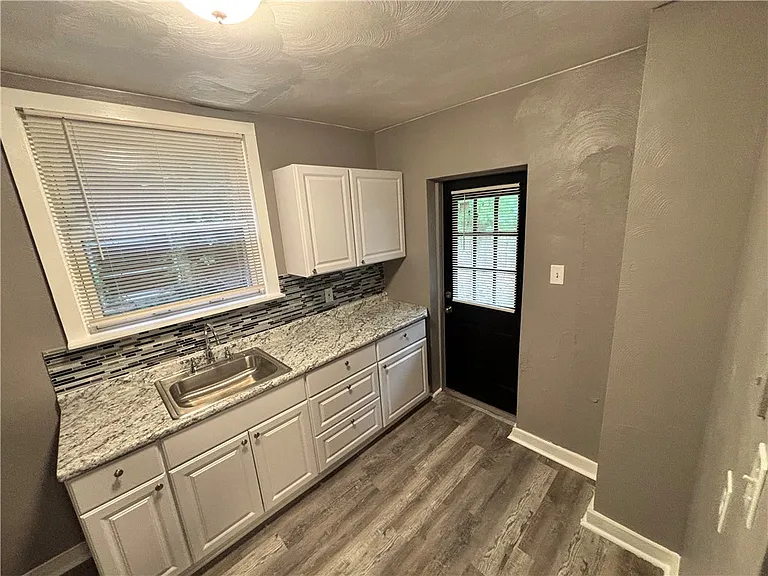 327 Mathews Ave — Photo 7
