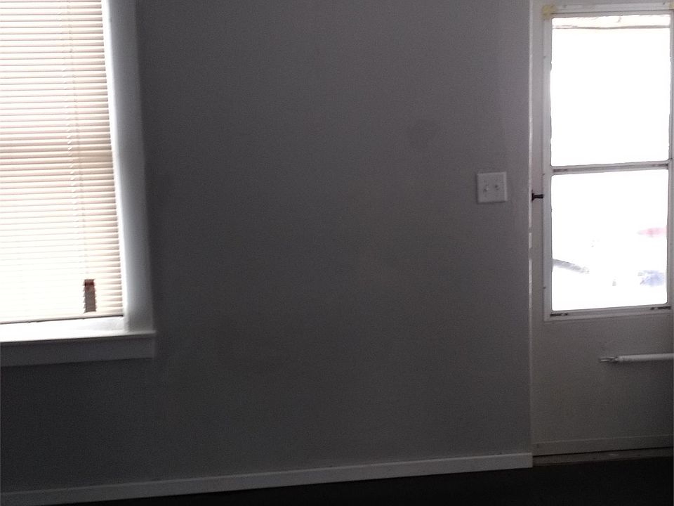 Looking toward entry from kitchen area