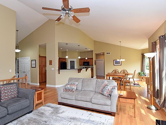 2nd image of 3011 Oakcrest Dr
