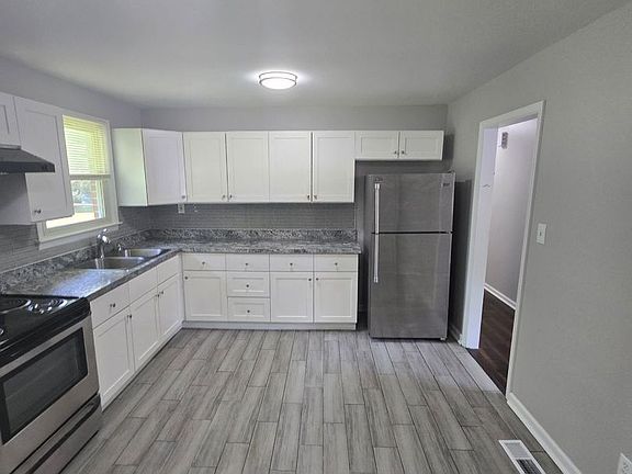 3rd image of 1600 Circle Dr