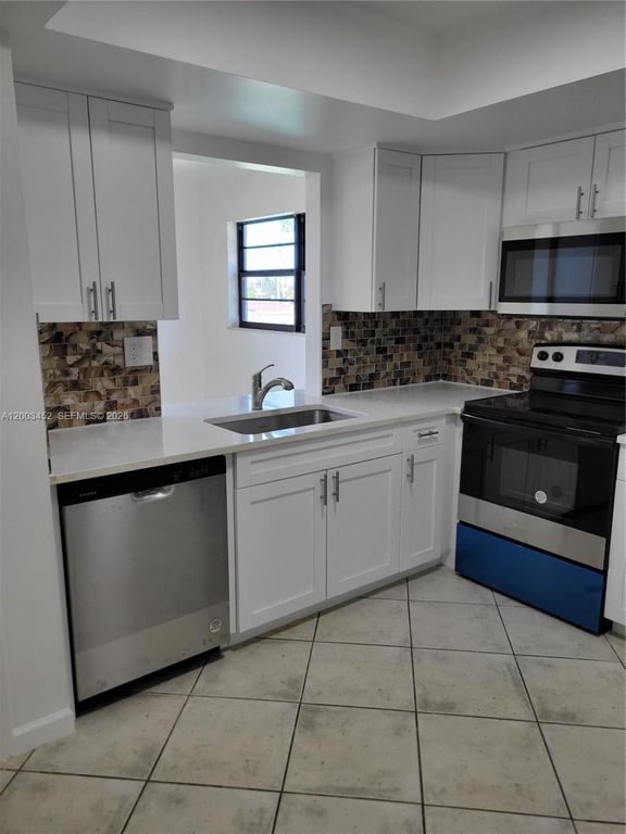 1821 NE 40th Ct APT 302, photo 5