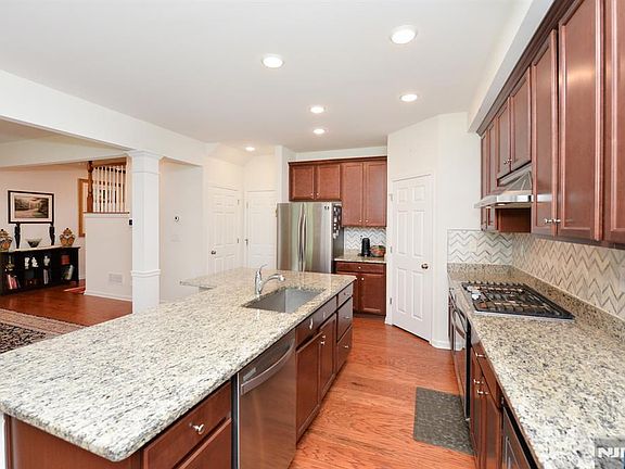 5th image of 27 Winfield Dr #903