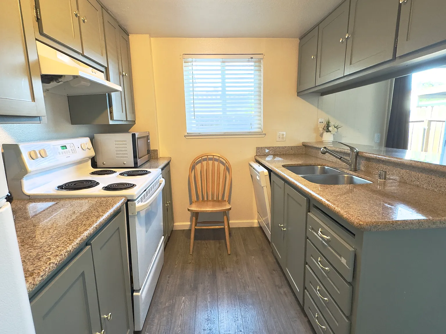 2 bed, 1.5 bath, 1008 sqft, $1,900 — Photo 1