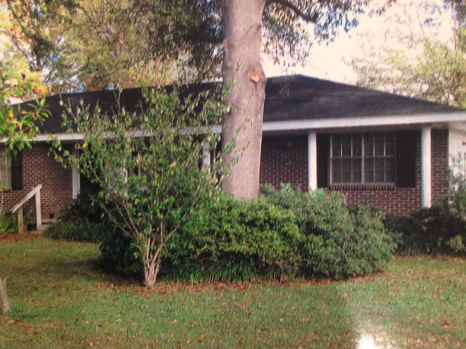 2nd image of 1070 Elm St