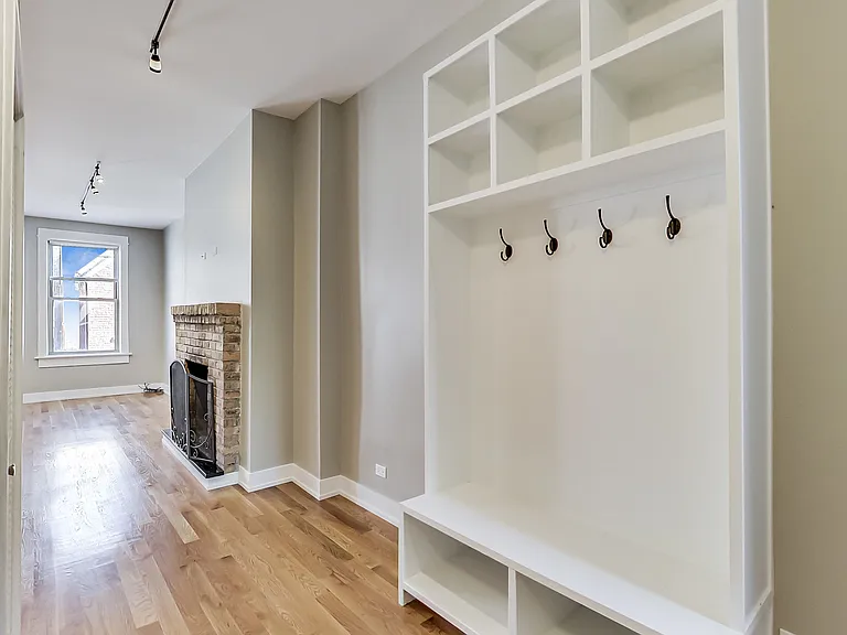 1914 W Crystal St #2R — Photo 2