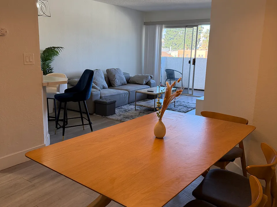 234 S Kenmore Ave #212