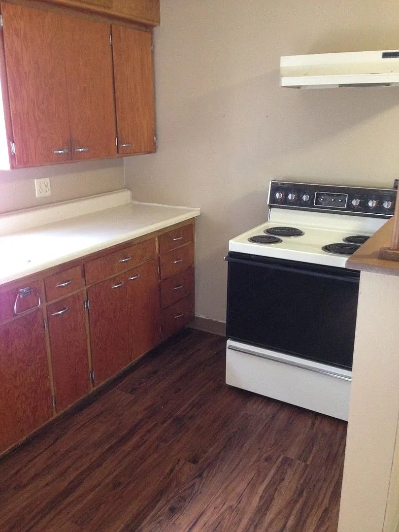 4 Bed 1 Bath + Double Stall Garage — Photo 3