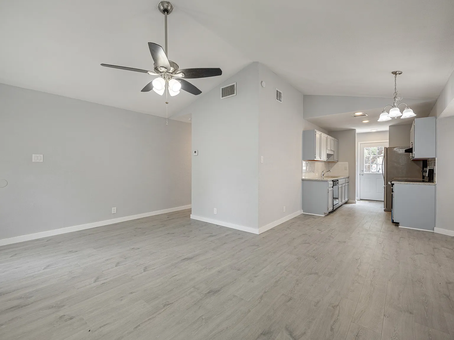 3 bed, 955 sqft, $1,400 — Photo 2