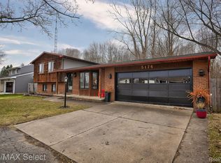 5176 Birchcrest Dr, Swartz Creek, MI 48473