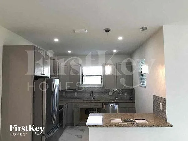 3 bed, 2.0 bath, 1685 sqft, $2,355 — Photo 4
